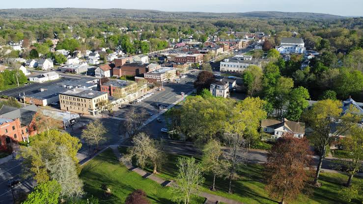 Homes and streetscape in Manchester, Connecticut